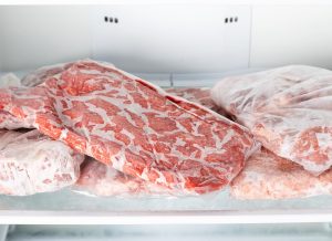 Metoda za odmrzovanje mesa, ki jo vsi uporabljamo, ampak ni varna