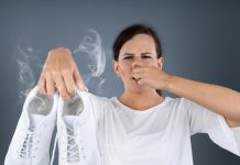 Nenavaden trik za sveže superge, ki ga imate ves čas pred nosom smrdeči-čevlji