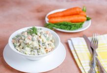 3 ideje za bolj zdravo francosko solato, ki navduši na praznični mizi zdrava-različica-francoske-solate