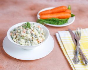 3 ideje za bolj zdravo francosko solato, ki navduši na praznični mizi