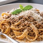 Pozabite na klasično bolonjsko omako, ta bela različica je še boljša Pametno izkoristi svoj čas