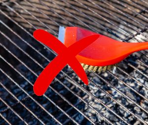 Kako očistiti žar brez drgnjenja: 3 naravni triki, ki delujejo v nekaj minutah