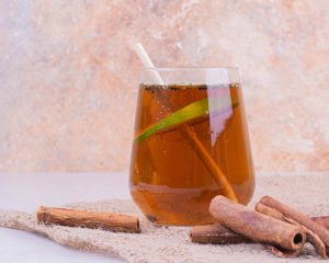 Kaj se zgodi v telesu, če zjutraj pijete cimetovo vodo (nov trend, ki kroži po spletu)?