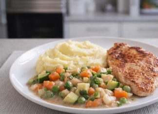 Puranji zrezki v kremni zelenjavni omaki – kosilo, ki vedno navduši puranji-zrezki-v-omaki