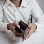 10 nespametnih načinov, kako vsak mesec tiho izgubljate denar (in tega sploh ne opazite)