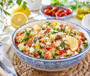 Recept za solato z rižem, zelenjavo in feto, ki je odlična priloga za k žaru