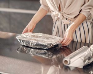 Pazite! Če ta živila zavijete v alu-folijo lahko postanejo nevarna