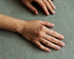 Znak na nohtih, ki lahko kažejo na bolezni srca ali jeter