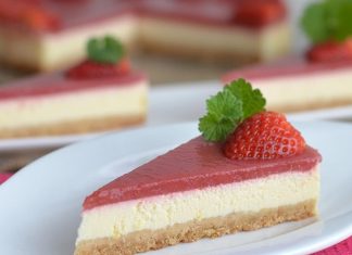 Jagodna sirova torta iz pečice, ki izgleda kot iz slaščičarne Sirna-pita-z-jagodami