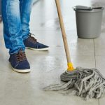 Imate po kuhanju &scaron;e vedno vonj po česnu na rokah? Re&scaron;itev je zelo preprosta