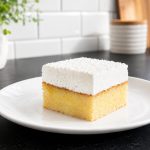 Recept: Kremasta kokosova torta z dvema mehkima plastema in sadnim presenečenjem