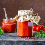 Vložen če&scaron;njev paradižnik: Recept, ki pride prav, ko jih je na vrtu preveč