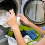 Beli sledovi na temnih oblačilih niso nujno madeži: Preverite, kaj delate narobe pri pranju