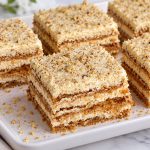 Orehove kocke z bogato kremo, sladica za vse, ki obožujejo orehe Pametno izkoristi svoj čas