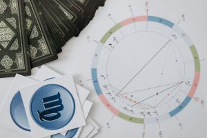 Se vam v misli vrača nekdo iz preteklosti? Astrološko je oktober zelo zanimiv