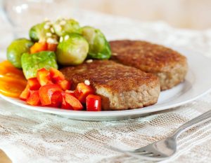 Takšne zrezke iz mletega mesa pripravljajo v dobrih gostilnah, recept je preprost