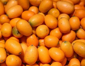 Videti je kot drobna pomaranča, vendar se njegova posebnost skriva v lupini